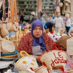 سلة من سعف النخيل المضفور